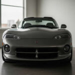 El Dodge Viper RT/10 llegó en 1992 como una auténtica locura americana: sin ABS, sin control de tracción ni estabilidad, y con un brutal motor V10 de 400 CV. Era un coche que exigía manos expertas, donde cualquier error podía pagarse caro. Crudo, visceral y completamente salvaje, marcó una era donde la electrónica aún no domaba la potencia.
