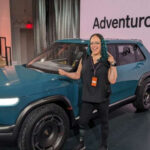 El R2 reduce significativamente el precio de entrada a la marca, arrancando cerca de los $45,000. Aun así, ofrece buenas cifras de potencia y autonomía, lo que lo convierte en una opción mucho más realista que sus hermanos mayores.