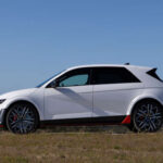 Con un diseño retro-futurista y múltiples versiones, el Ioniq 5 destaca por su versatilidad. Ofrece desde configuraciones eficientes hasta variantes deportivas como el 5 N, combinando buena autonomía con una experiencia de conducción muy dinámica. Además, ya incorpora puerto NACS para cargar en la red de Tesla sin adaptadores.