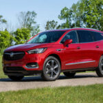 Un SUV grande que sorprende por su equilibrio entre confort y durabilidad. Aunque su costo inicial es alto, su vida útil lo convierte en una inversión sólida.