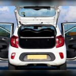 La lógica parece simple: cuanto más largo el plazo, menor la cuota. Sin embargo, la realidad es otra. Un préstamo a 100 meses con un interés del 9% puede generar unos 15.000 dólares en intereses frente a los 4.600 de un crédito a 60 meses. La cuota baja, pero el coste total se dispara hasta triplicarse, convirtiendo la compra en una carga financiera a largo plazo.