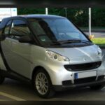 El Smart Fortwo destaca por su tamaño reducido, ideal para aparcar en cualquier lugar. Sin embargo, su caja de cambios manual automatizada ofrece una experiencia de conducción pobre, con cambios lentos y bruscos. Además, su corta distancia entre ejes provoca una conducción incómoda, donde cada irregularidad del asfalto se siente con intensidad.