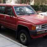 Desde su debut en 1984, el Toyota 4Runner ha demostrado una resistencia que pocos SUV igualan. Su filosofía de ingeniería conservadora —componentes probados, mínima electrónica y un tren motriz robusto— permite a los propietarios superar los 300,000 millas sin fallos mecánicos graves. Aunque nunca fue un coche que llamara la atención en el lote de concesionarios, los 4Runner siguen en la carretera cuando otros SUV de moda han desaparecido.