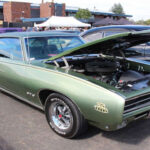 El GTO Judge fue una versión más radical del clásico GTO, lanzada en 1969 con una estética llamativa y motores muy potentes. Aunque en su momento quedó algo opacado, hoy es uno de los Pontiac más buscados. Su combinación de rareza, historia y rendimiento lo transformó en un ícono que puede alcanzar cifras muy altas en subastas.