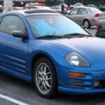El Mitsubishi Eclipse de tercera y cuarta generación fue un referente cultural en los años 90, apareciendo en videojuegos y películas. Sin embargo, Mitsubishi suavizó la suspensión y eliminó las versiones turbo de tracción total, perdiendo entusiasmo entre los compradores. Hoy, un Eclipse turbo de segunda generación puede encontrarse por menos de $5,000, ofreciendo rendimiento sólido a precios irreales para quienes lo recuerdan como un coche soñado.