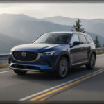 Mazda ha creado prácticamente un rival directo de SUV premium mucho más caros. Al abrir sus puertas, destaca el cuero Nappa junto con molduras de madera de poro abierto que elevan la percepción de calidad. El aislamiento acústico elimina casi por completo el ruido exterior, mientras que su motor de seis cilindros en línea turbo, combinado con tracción total de enfoque trasero, ofrece una conducción suave, refinada y con gran capacidad dinámica en curvas.