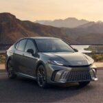 El Toyota Camry 2025 es uno de los sedanes más equilibrados del mercado. Espacioso, eficiente y asequible, tiene un 13,5% de probabilidades de alcanzar las 250.000 millas, muy por encima de la media. Además, la marca Toyota destaca por sus bajos costes de mantenimiento a largo plazo.
