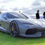 El Koenigsegg Gemera lidera la lista con unos impresionantes 2.300 CV gracias a su V8 biturbo combinado con electrificación. Un hiperdeportivo que mezcla brutalidad mecánica con innovación tecnológica.