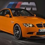 El M3 GTS marcó una era con su V8 atmosférico aumentado a 4.4 litros y 450 CV. Su enfoque radical incluyó reducción de peso extrema, eliminando elementos como los asientos traseros para maximizar el rendimiento.