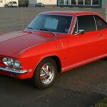 Un compacto con motor trasero y refrigerado por aire, algo muy poco común en EE.UU. Fue criticado por su comportamiento, pero con el tiempo se reconoció su innovación. Hoy es un clásico buscado por su diseño distinto y su propuesta técnica adelantada.