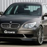 El BMW M5 G-Power Hurricane RS alcanza los 400.000 dólares gracias a una preparación extrema sobre el sedán alemán. Su V10 potenciado hasta 750 hp le permite superar las 228 mph, convirtiéndose en uno de los BMW más rápidos jamás creados. Combina discreción con rendimiento de supercar.