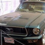 Costaba cerca de $3.000 nuevo. Su valor explotó por su versión usada en “Bullitt”. En 2020, ese ejemplar se vendió por $3,74 millones, convirtiéndose en uno de los Mustang más caros de la historia.