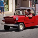 El King Midget Model III parecía una solución económica ideal, pero su pequeño motor monocilíndrico apenas soportaba el uso real. Diseñado para reducir costes, sacrificó durabilidad y seguridad, lo que llevó a reparaciones constantes y falta de piezas disponibles, obligando a los propietarios a improvisar soluciones costosas con el tiempo.