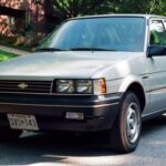 El Chevrolet Nova regresó en los años 80 gracias a una alianza con Toyota. En realidad, era un derivado del Corolla, con un motor 1.6L de la serie A (4A-GE). No destacaba por potencia, pero sí por eficiencia y fiabilidad, algo poco habitual en los compactos americanos de la época.