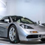 El McLaren F1 es considerado uno de los mejores superdeportivos de la historia. Equipado con un V12 de origen BMW de 618 CV, alcanzó los 391 km/h, un récord durante años. Su construcción en fibra de carbono y soluciones innovadoras lo convirtieron en el primer gran hipercoche moderno.