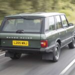 El Range Rover Classic redefinió el concepto de lujo off-road. Incorporó suspensión de muelles, tracción total permanente y frenos de disco, junto a un motor V8 derivado de Buick, logrando un equilibrio único entre confort y capacidad.