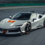 El Ferrari SF90 Stradale sorprende con un 0 a 100 km/h de apenas 2,0 segundos en condiciones reales. Su sistema híbrido combina potencia eléctrica y V8 para ofrecer un rendimiento brutal, posicionándose como uno de los Ferrari más rápidos jamás creados.