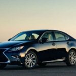 El Lexus ES 300h combina eficiencia y confort, pero pierde alrededor del 50% de su valor en cinco años. Aunque es fiable, su alta oferta en el mercado reduce su atractivo en reventa.
