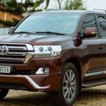 El Toyota Harrier está redefiniendo el concepto de lujo moderno. Sin necesidad de precios desorbitados ni campañas agresivas, este SUV combina refinamiento, tecnología y confort a un nivel que sorprende incluso dentro del segmento premium. Su propuesta no es competir directamente, sino ofrecer lo mismo por mucho menos.