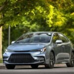 El Toyota Corolla es el ejemplo perfecto de compra inteligente. Puede que no tenga el glamour de una berlina premium, pero su fiabilidad legendaria, bajo consumo y mantenimiento reducido lo convierten en una inversión imbatible a largo plazo. Muchos propietarios superan sin problemas cientos de miles de kilómetros.