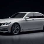 Todo en este modelo se siente deliberado, incluso la forma en la que responde al abrirse o al ponerse en marcha. Sin embargo, bajo esa perfección hay una tensión constante: su enorme carga tecnológica puede generar fallos inesperados. Aun así, cuando todo funciona como debe, vuelve a transmitir esa sensación de lujo absoluto.