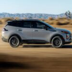 El Kia Sportage se consolida como uno de los SUV pequeños más seguros del mercado gracias a su calificación de 5 estrellas en seguridad y un completo paquete de asistencias. Destaca por su diseño moderno y su interior espacioso, aunque su motor base puede quedarse algo corto. Aun así, su tecnología, incluyendo frenado automático y asistente de carril, lo convierten en una referencia clara.
