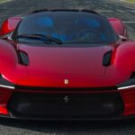 El Ferrari Daytona SP3 es un homenaje moderno a los Ferrari de competición de los años 60. Su V12 atmosférico de 6.5 litros entrega 829 CV, combinando diseño retro con tecnología de última generación y una experiencia de conducción purista.