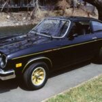El Chevrolet Vega llegó en los años 70 como una apuesta fuerte de General Motors para competir en el segmento de autos compactos. Tenía buen diseño y fue bien recibido al principio, pero rápidamente comenzaron a aparecer problemas graves. El motor sufría fallas de refrigeración que derivaban en daños internos severos, y la carrocería presentaba óxido prematuro incluso en climas secos. A pesar de su buen arranque comercial, su reputación se desplomó en poco tiempo.