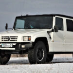 El Toyota Mega Cruiser fue una especie de “Hummer japonés”, desarrollado originalmente para uso militar en los 90. Era enorme, robusto y extremadamente capaz fuera del camino, con espacio para seis personas y gran capacidad de carga. Aunque tuvo una versión civil, se produjeron muy pocas unidades, lo que lo convirtió en una rareza muy buscada.