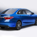 El Camry de 2016 sigue siendo una de las recomendaciones más seguras dentro del mercado de segunda mano. Con motores de cuatro cilindros o V6, destaca por su equilibrio general: espacio, confort y facilidad de mantenimiento. Es un coche que no depende de modas y que, en 2026, sigue sintiéndose lógico, maduro y extremadamente funcional.