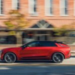 El Cadillac Lyriq ha logrado posicionarse entre los más vendidos con 3.370 unidades, aunque no sin dificultades. Sus ventas han caído un 22% interanual, en parte por la competencia interna de modelos más asequibles como el Optiq, lo que demuestra que incluso en el lujo el precio sigue siendo decisivo.