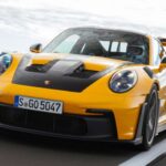 El Porsche 911 GT3 RS desarrolla 518 CV gracias a un motor bóxer atmosférico de 4.0 litros que alcanza las 9.000 rpm. Su ingeniería deriva directamente de la competición, con componentes ligeros como bielas de titanio y un sistema de admisión optimizado para maximizar el flujo de aire.