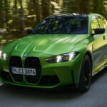 El BMW M3 sigue siendo una referencia entre las berlinas deportivas, con una conducción precisa y la opción de cambio manual. Aun así, su depreciación lo sitúa ligeramente por debajo de la media, reteniendo un 39,7% de su valor tras cinco años, aunque su condición de “último M3 sin electrificación” podría sostener su valor en el futuro.