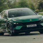 El Lotus Eletre destaca por su tamaño y prestaciones. Con más de 5 metros de largo y hasta 906 CV en su versión más potente, combina lujo, espacio y un enfoque claramente deportivo.