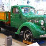 El Toyota G1 fue el primer camión de la marca y ya mostraba detalles únicos. Su gran parrilla, líneas fluidas y elementos distintivos lo convierten en una pieza histórica con carácter propio.