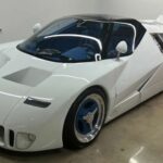 El Ford GT90 debutó en 1995 como un superdeportivo futurista que rompía todos los esquemas de su época. Equipado con un motor V12 quad-turbo de 720 CV, este modelo no solo destacaba por su potencia brutal, sino también por su diseño aerodinámico adelantado a su tiempo. Incorporaba materiales como la fibra de carbono y soluciones tecnológicas poco habituales en los años 90, lo que lo convertía en un verdadero laboratorio rodante. Aunque nunca llegó a producción, su influencia fue clave en el desarrollo de futuros modelos de Ford, especialmente en la saga GT, dejando claro que estaba preparado para marcar una nueva era.