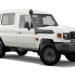 El Toyota 1HZ es, sin discusión, uno de los motores diésel más fiables jamás construidos. Este seis cilindros en línea de 4.2 litros, atmosférico y con inyección indirecta, destaca por su simplicidad mecánica. Sin turbo ni sistemas complejos, es capaz de funcionar con combustible de baja calidad y recorrer más de 500.000 km sin abrir motor. Utilizado principalmente en el Land Cruiser 70, su reputación se forjó en los terrenos más duros del planeta, donde la fiabilidad vale más que la potencia.