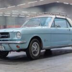El Ford Mustang GT 289 de 1965 marcó el inicio de una revolución. Con un V8 de 289 pulgadas cúbicas y hasta 306 CV, este modelo lograba un 0 a 100 km/h en apenas 5,2 segundos, una cifra impresionante para su época. Su bajo peso y equilibrio lo convirtieron en uno de los muscle cars más accesibles y rápidos del momento, además de un éxito comercial sin precedentes.