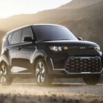 El Kia Soul 2025 sigue siendo uno de los coches más asequibles y prácticos del mercado. Su diseño diferente, su amplio espacio interior y su garantía de 10 años lo convierten en una opción muy inteligente. Además, incluye buena tecnología de serie como Android Auto y Apple CarPlay, algo poco habitual en su rango de precio.