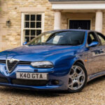 El 156 destacó con sus icónicas llantas “teledial”, un diseño que se convirtió en sinónimo de la marca. Combinaban perfectamente con sus líneas fluidas y deportivas, especialmente en versiones como el GTA, reforzando su carácter dinámico.