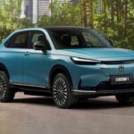 El Honda e:NY1 representa el presente y futuro inmediato de la marca. Este SUV eléctrico, basado en la plataforma e:N Architecture F, ofrece 201 CV y una autonomía de hasta 256 millas WLTP. No es el más avanzado del mercado, pero supone un salto enorme respecto a generaciones anteriores. Además, su carga rápida permite pasar del 10% al 80% en unos 45 minutos, posicionándolo como un modelo clave en la ofensiva eléctrica de Honda en Europa.