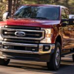 El 7.3 Godzilla V8 es uno de los motores más recientes y también uno de los más robustos. Introducido en 2020 para la gama Super Duty, este V8 atmosférico apuesta por una arquitectura clásica OHV (varillas de empuje), priorizando fiabilidad y par motor. Con 430 CV y 475 lb-ft, es perfecto para trabajos pesados, demostrando que la potencia también puede ser duradera.