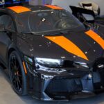 El Bugatti Chiron Super Sport 300+ marcó un antes y un después en 2019 al superar las 300 mph (490 km/h). Su motor W16 quad-turbo de 8.0 litros entrega 1.577 CV, combinando una potencia descomunal con un diseño aerodinámico extremadamente refinado. Además, su producción limitada lo convierte en una pieza exclusiva dentro del mundo automotor.