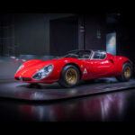 El Alfa Romeo 33 Stradale es uno de los primeros superdeportivos de la historia. Lanzado en 1967, derivaba directamente de un coche de competición y montaba un V8 de 230 CV capaz de acelerar de 0 a 100 km/h en menos de 6 segundos. Su elevado precio —superior incluso al Lamborghini Miura— limitó su producción a solo 18 unidades.