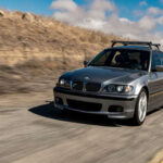 El BMW Serie 3 E46 representa uno de los mejores equilibrios de la marca. Compacto, ágil y con una conducción muy pura, sigue siendo un referente. Sí, requiere atención en el sistema de refrigeración y componentes envejecidos, pero la experiencia al volante compensa cada euro invertido.
