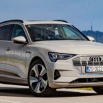 El Audi e-tron combina lujo y tecnología avanzada, pero eso tiene un costo. Su suspensión neumática, sistemas electrónicos sofisticados y una fiabilidad discutida hacen que el mantenimiento sea elevado. No rompe por un solo lado, sino por la suma de pequeños gastos constantes.