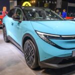 El Nissan Leaf 2026 fue distinguido como mejor modelo nuevo por Kelley Blue Book. El eléctrico japonés destaca por ofrecer hasta 480 kilómetros de autonomía, una cabina silenciosa y mucho espacio de carga. Además, mejora visibilidad y capacidad frente a generaciones anteriores. Su precio arranca en 31.535 dólares, convirtiéndose en una opción muy competitiva dentro de los EV accesibles.