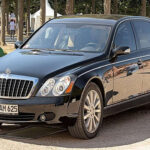 El Maybach 62 fue el intento de Daimler de competir con Rolls-Royce y Bentley. Sin embargo, su diseño poco atractivo y un precio superior a los 300.000 dólares lo alejaron del público. Su producción terminó en 2013 tras ventas muy por debajo de lo esperado.