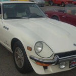 El origen de todo. Con un motor seis cilindros en línea de 2.4 litros y 151 CV, el 240Z ofrecía equilibrio entre rendimiento y precio. Su diseño de capó largo y silueta fastback lo convirtió en un clásico instantáneo.