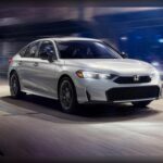 El Honda Civic 2026 fue señalado por Consumer Reports como la mejor compra entre los coches pequeños. A pesar de llevar varios años sin rediseño profundo, sigue siendo uno de los modelos más sólidos del mercado. La versión básica arranca en 24.695 dólares, mientras que el Sport Hybrid sube a 200 caballos y logra hasta 49 MPG combinados, una cifra brillante para un compacto moderno.